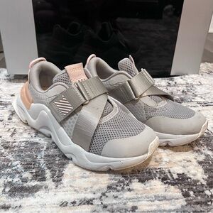 SOREL Women’s Kinetic RNEGD Strap Sneakers in Dove Peach Blossom size 5 US / 36
